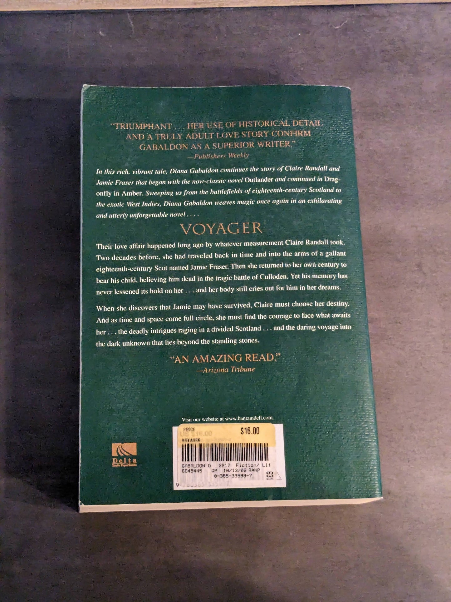 Voyager (Outlander #3) by Diana Gabaldon - Paperback