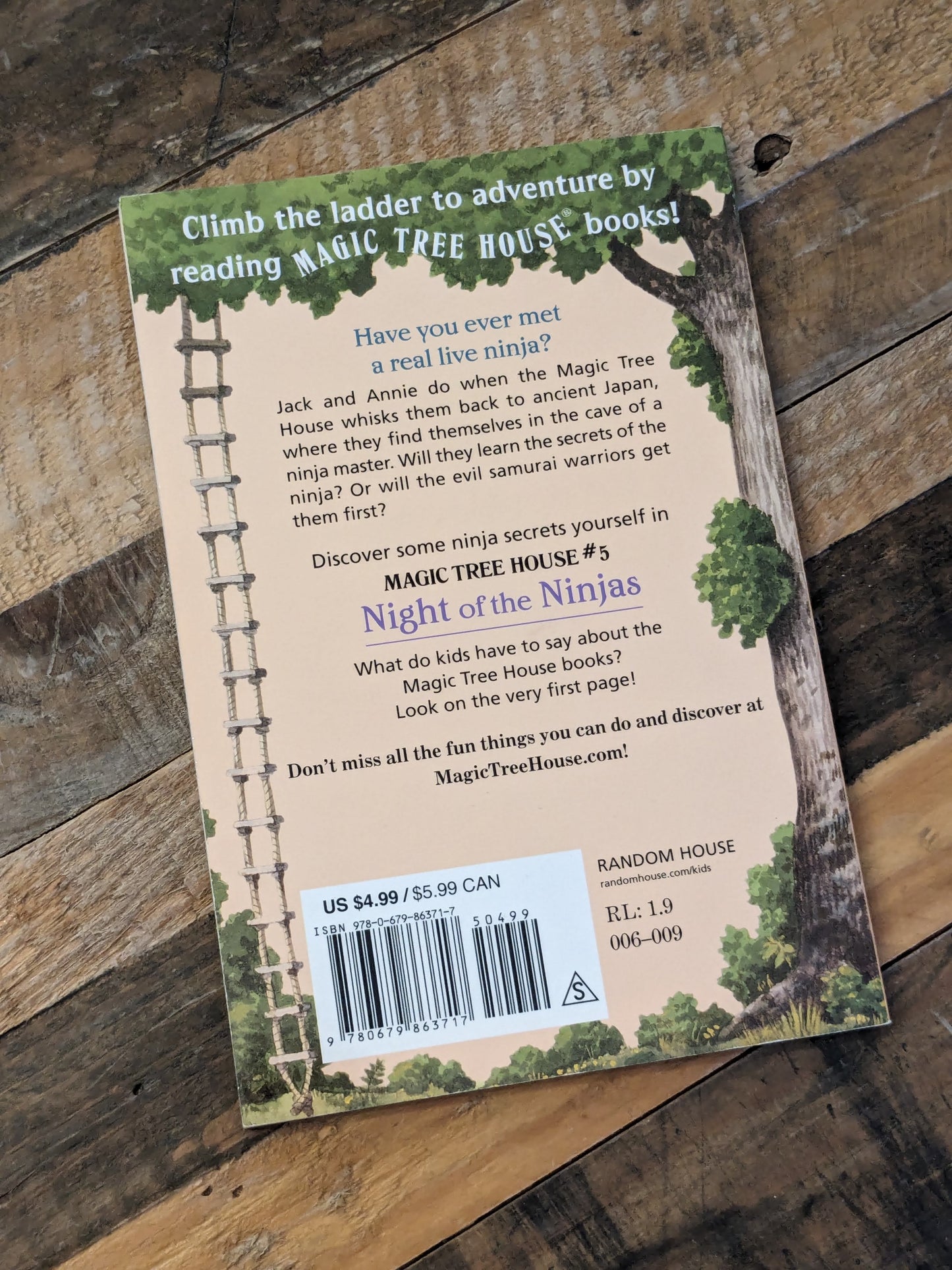 Night of the Ninjas (Magic Tree House #5) by Mary Pope Osborne - Paperback