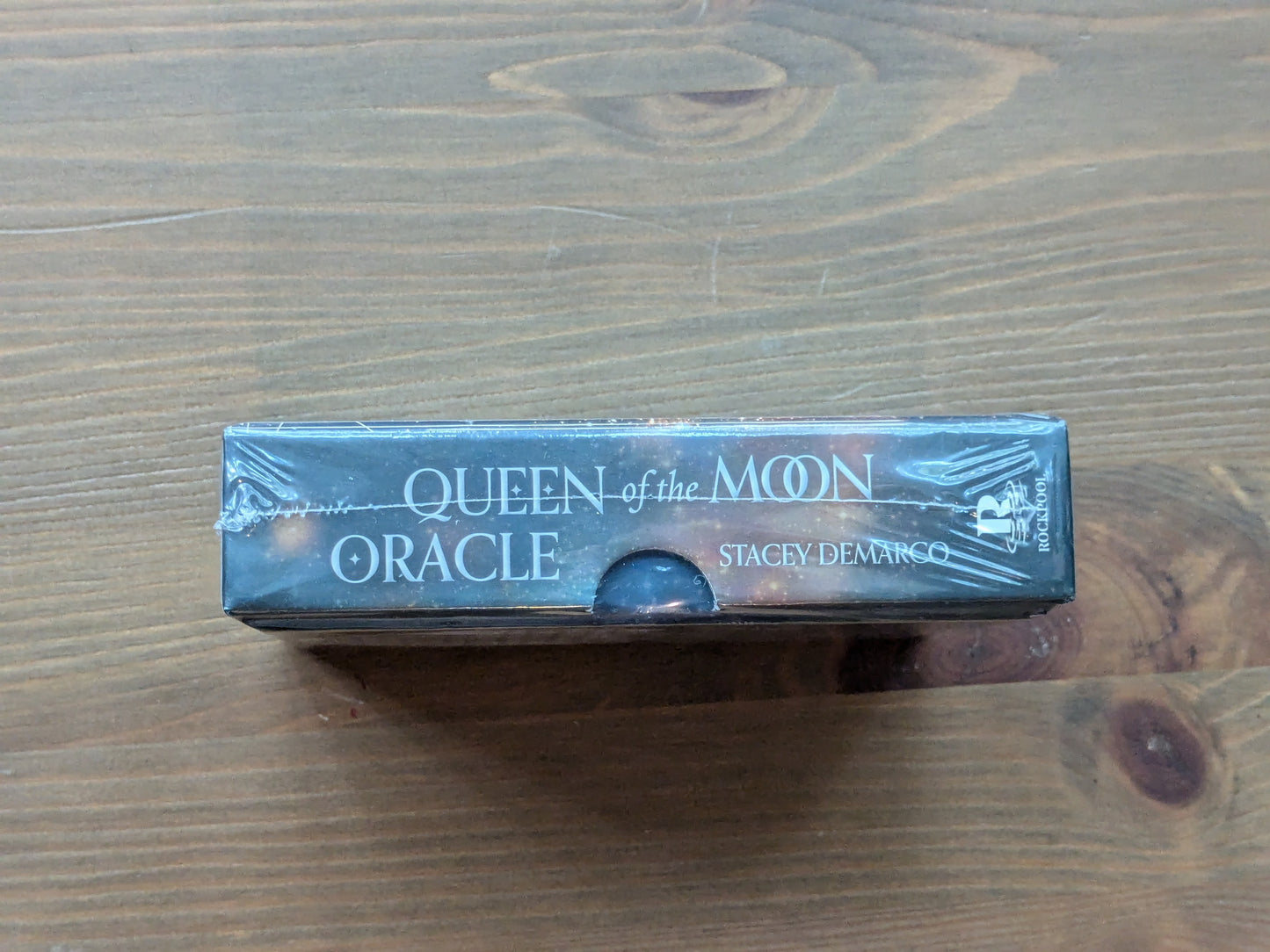 Queen of the Moon Oracle: Guidance through Lunar and Seasonal Energies (44 Full-Color Cards and 120-Page Guidebook)