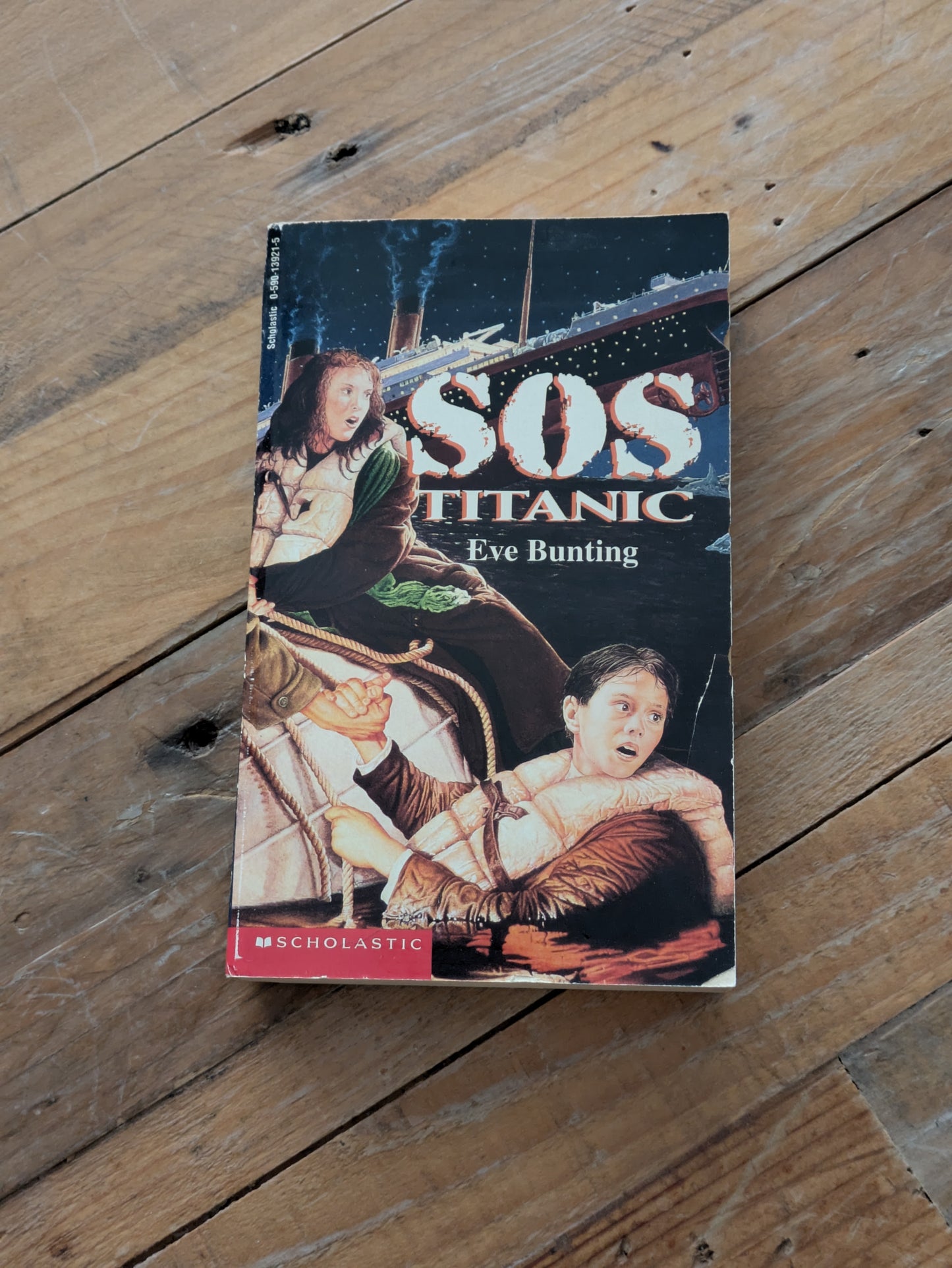 S.O.S. Titanic (Vintage Paperback) by Eve Bunting