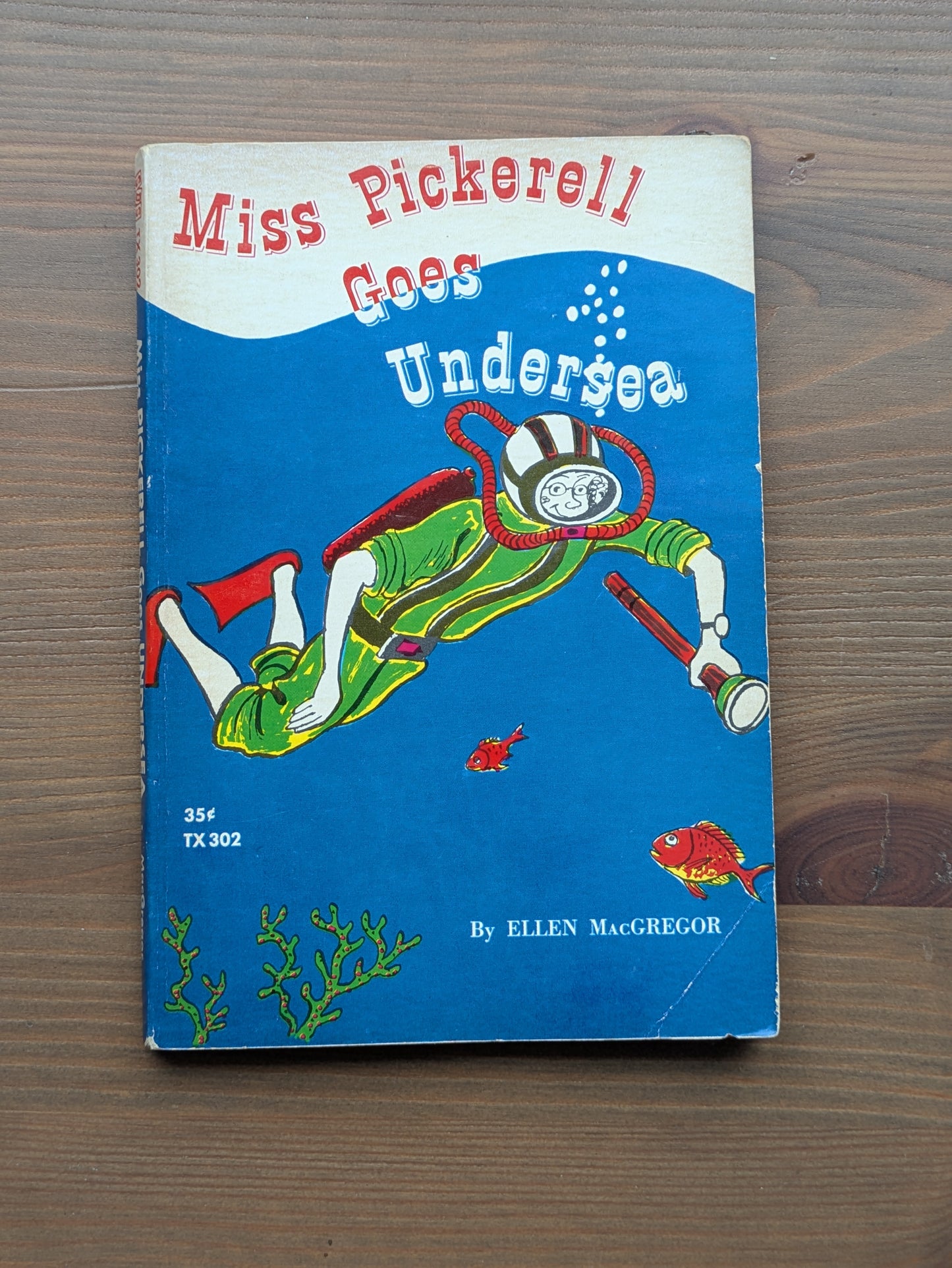 Miss Pickerell Goes Undersea (Vintage Paperback) by Ellen MacGregor