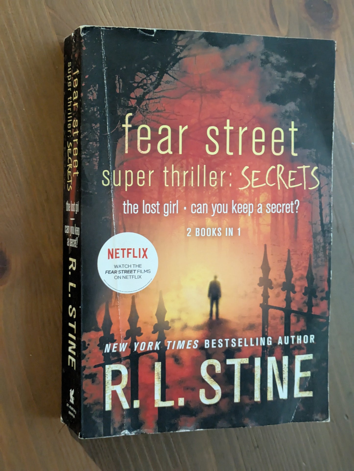 Secrets: The Lost Girl / Can You Keep a Secret? (Fear Street Super Thriller) by R.L. Stine - Paperback