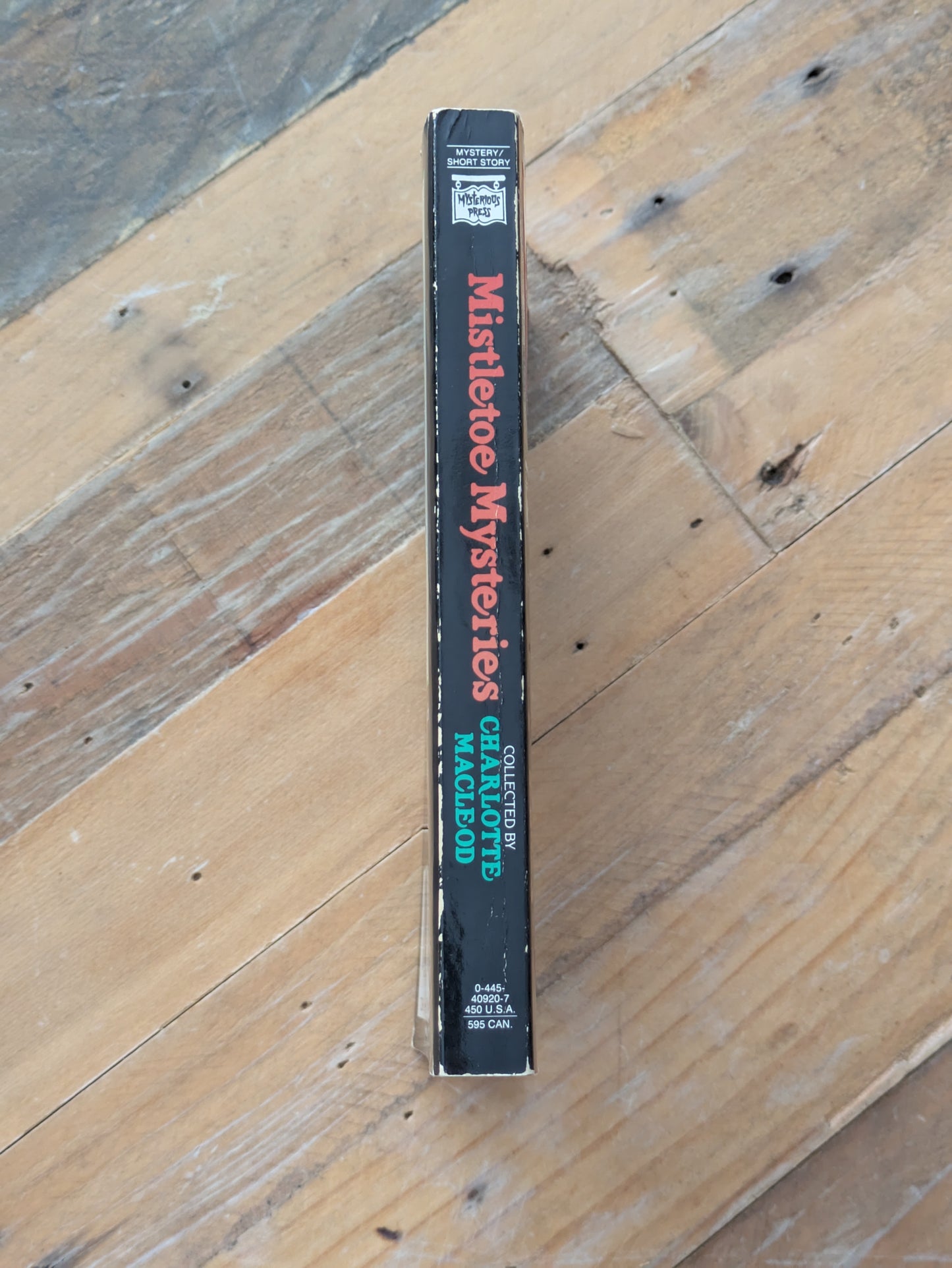 Mistletoe Mysteries: Tales of Yuletide Murder (Vintage Paperback) by Charlotte MacLeod