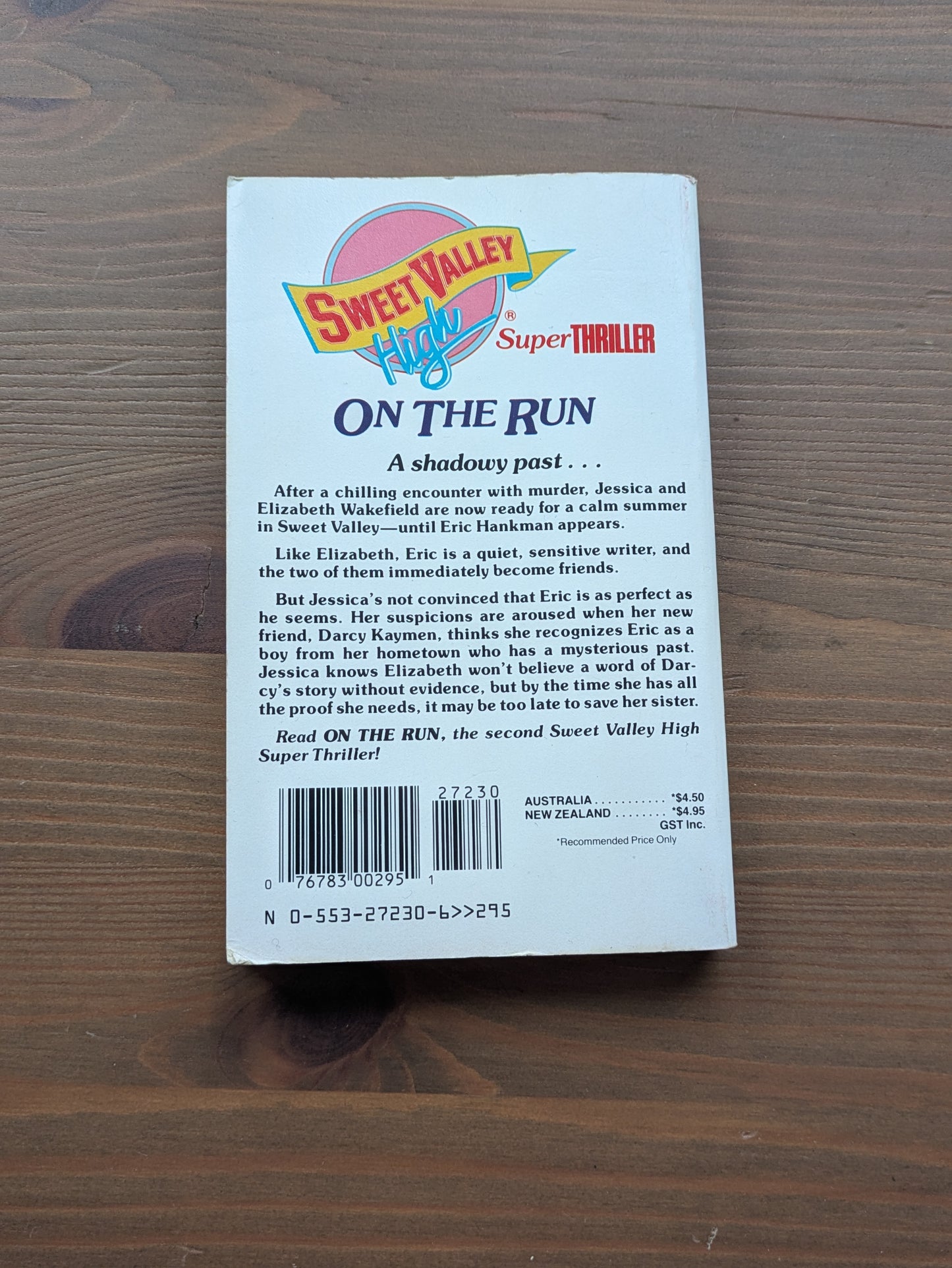 On the Run (Sweet Valley High Super Thrillers #2) by Francine Pascal - Vintage Paperback