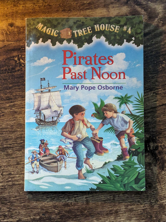 Pirates Past Noon (Magic Treehouse #4) by Mary Pope Osborne - Paperback