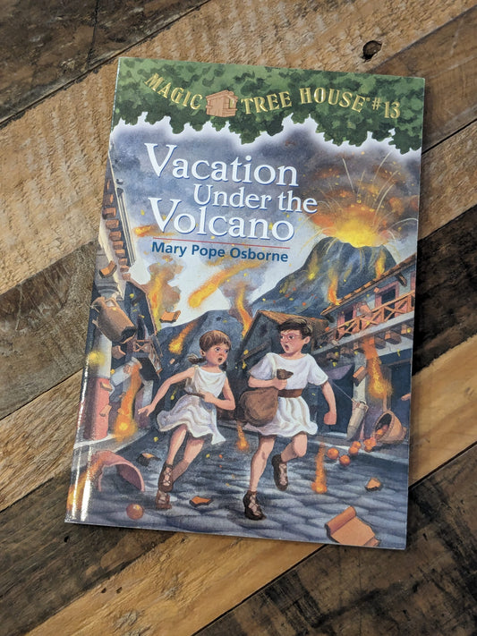 Vacation Under the Volcano (Magic Tree House #13) by Mary Pope Osborne - Paperback