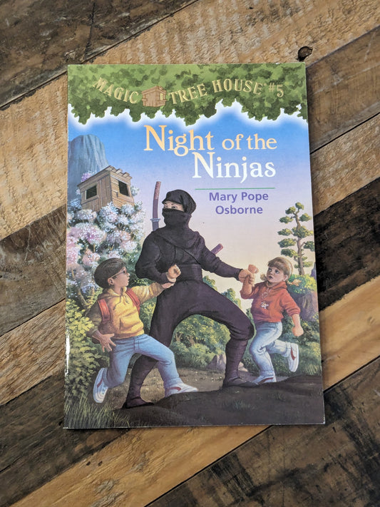 Night of the Ninjas (Magic Tree House #5) by Mary Pope Osborne - Paperback