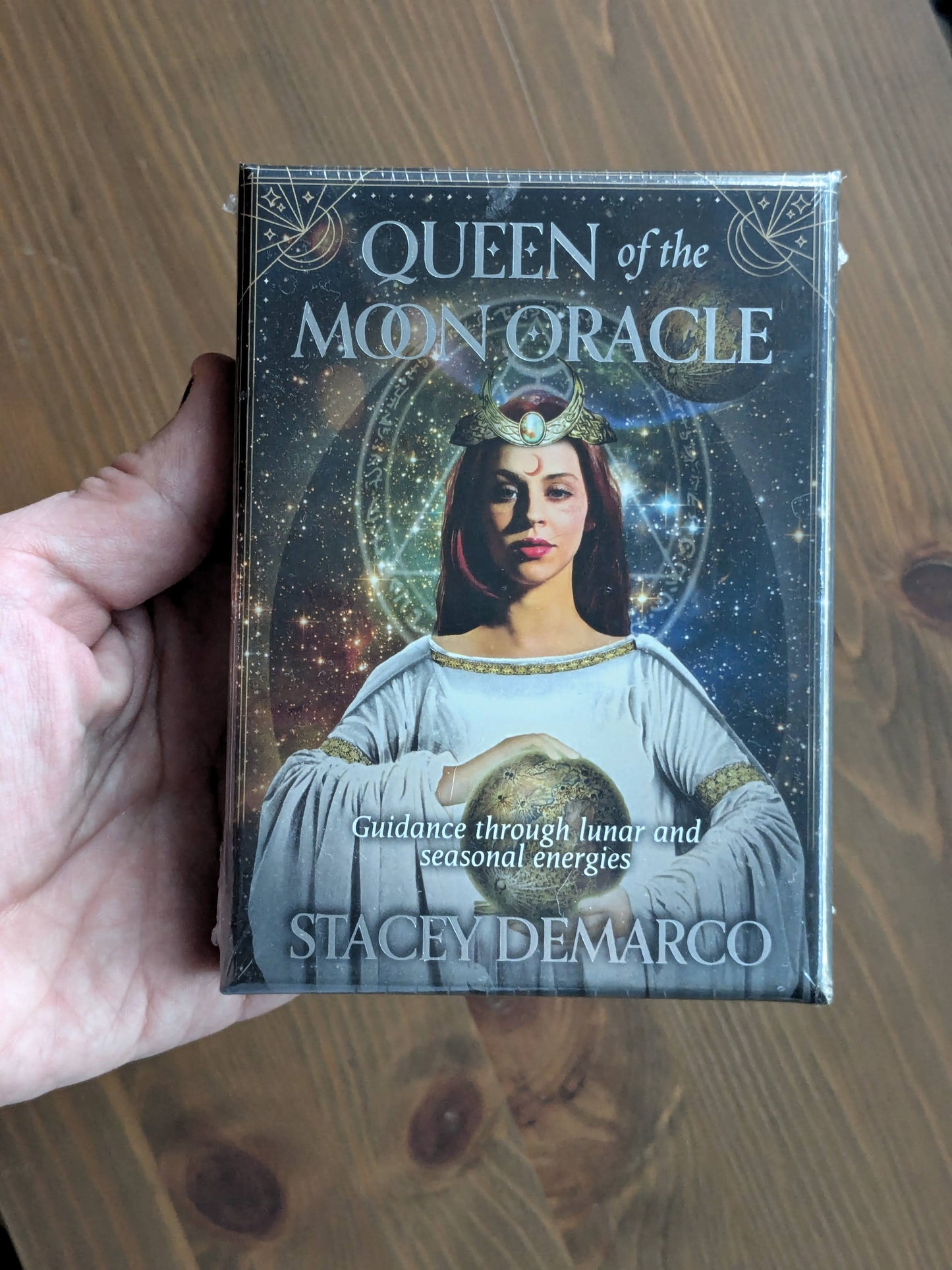 Queen of the Moon Oracle: Guidance through Lunar and Seasonal Energies (44 Full-Color Cards and 120-Page Guidebook)