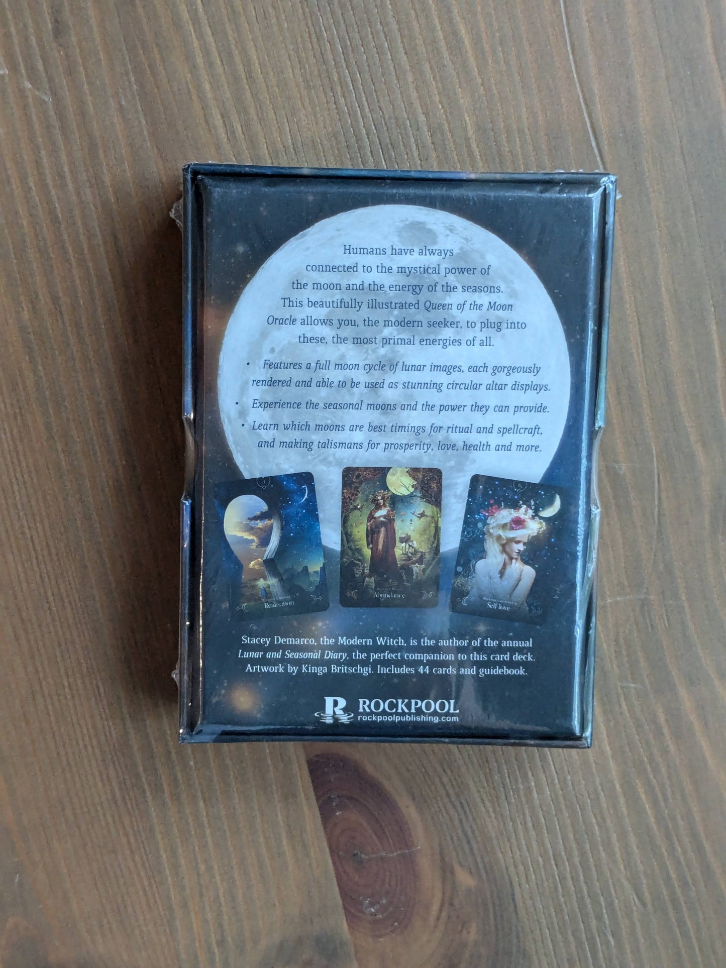 Queen of the Moon Oracle: Guidance through Lunar and Seasonal Energies (44 Full-Color Cards and 120-Page Guidebook)