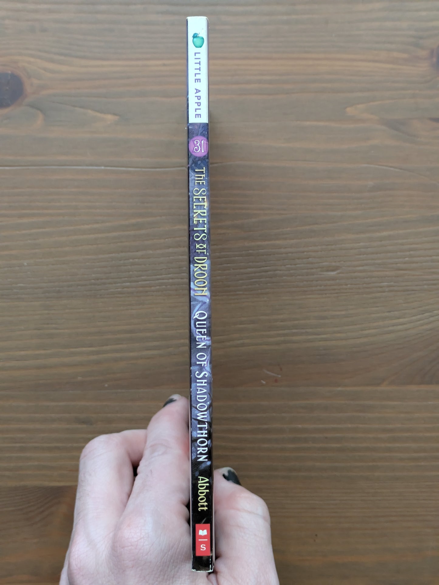 Queen Of Shadowthorn (The Secrets of Droon #31) by Tony Abbott - Paperback