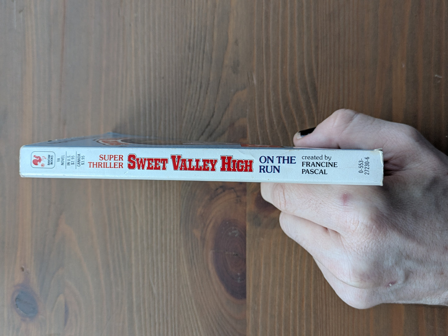 On the Run (Sweet Valley High Super Thrillers #2) by Francine Pascal - Vintage Paperback