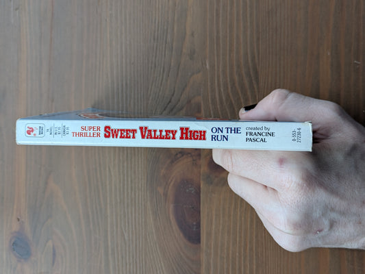 On the Run (Sweet Valley High Super Thrillers #2) by Francine Pascal - Vintage Paperback