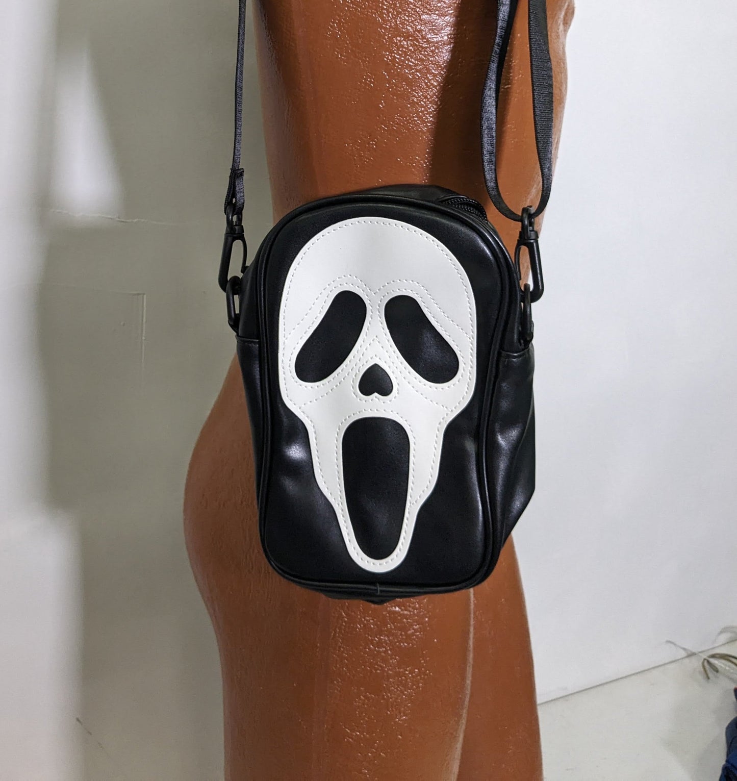 GHOST FACE Scary Movie Vegan Leather Crossbody Shoulder Bag, Vintage Retro Style Screaming Face Trendy Zipper Bag, Casual Purse, Halloween - Asylum Books